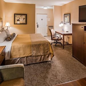 Großes Zimmer mit Queensize-Bett